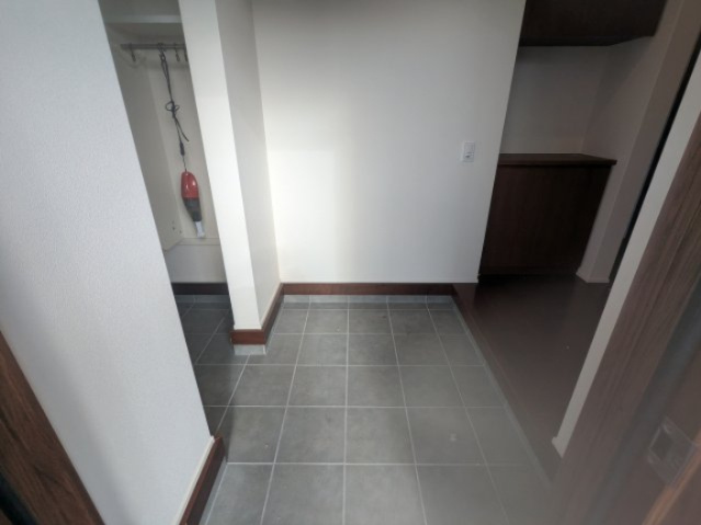 中古戸建　箕郷町生原の玄関|玄関には土間の収納があります。