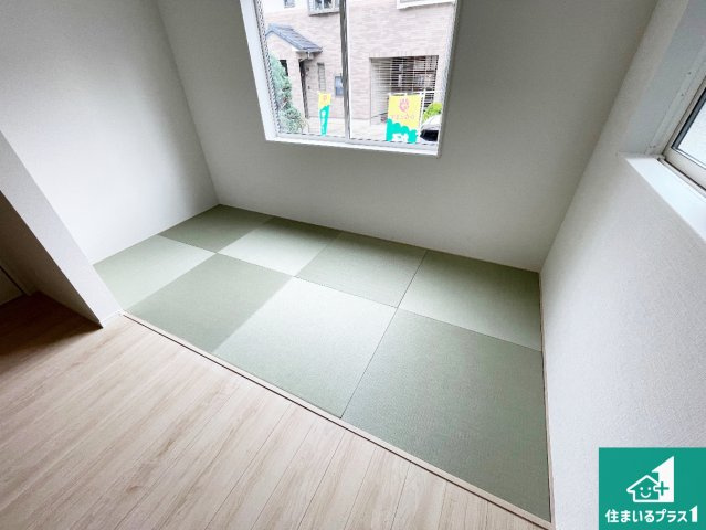 亀岡市柳町　第1期　新築一戸建ての和室|LDKの横に配置された畳コーナー。お子様の遊び場や客間、食後のくつろぎスペースにも利用できる便利な空間です。リビングと合わせることで家族が集まる団欒スペースとして使えます。