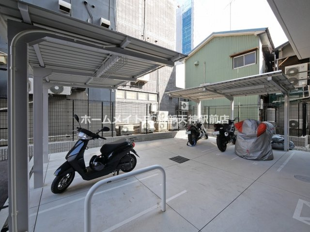 ザ・パークハビオ塚本 の駐車場