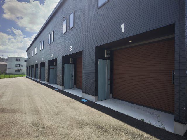 Garage house KAMATAMAの駐車場|車をお持ちの方に嬉しい駐車場付きの物件です