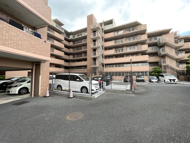 ペットの飼育もいけて、駐車場にも確実に停められる。眺望もあって、ほぼ南向きの南西で、トランクルームも宅配ボックスもオートロックも、、、完璧やないかい！！な、『ナイスアーバンステイツ三ツ境』リフォームの駐車場|カースペースがあります