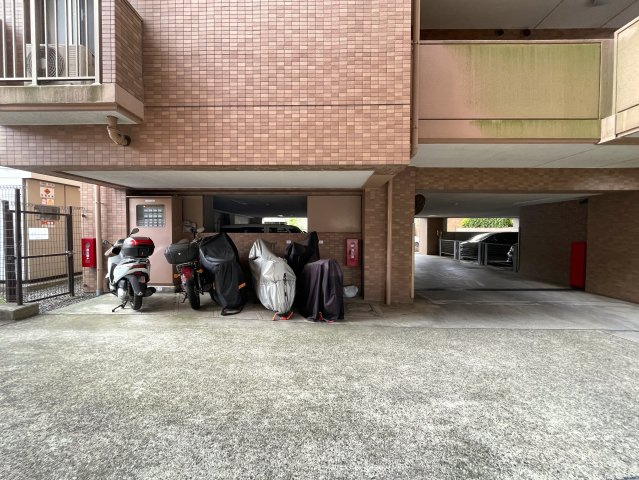 ペットの飼育もいけて、駐車場にも確実に停められる。眺望もあって、ほぼ南向きの南西で、トランクルームも宅配ボックスもオートロックも、、、完璧やないかい！！な、『ナイスアーバンステイツ三ツ境』リフォームの駐輪場