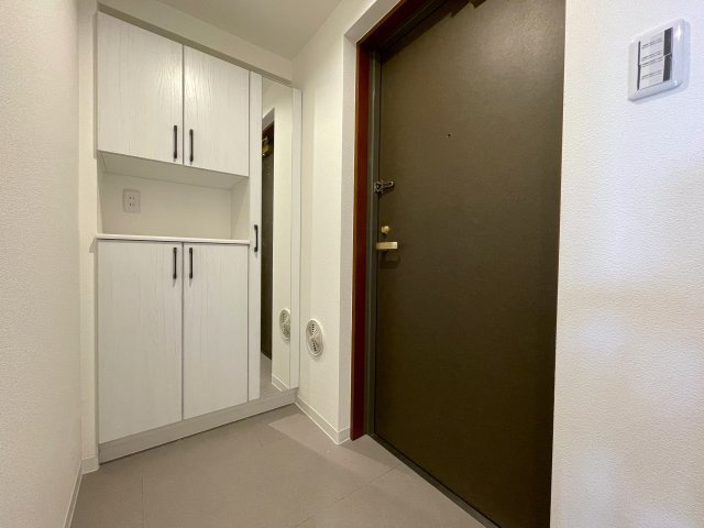 ペットの飼育もいけて、駐車場にも確実に停められる。眺望もあって、ほぼ南向きの南西で、トランクルームも宅配ボックスもオートロックも、、、完璧やないかい！！な、『ナイスアーバンステイツ三ツ境』リフォームの玄関|収納もある玄関です