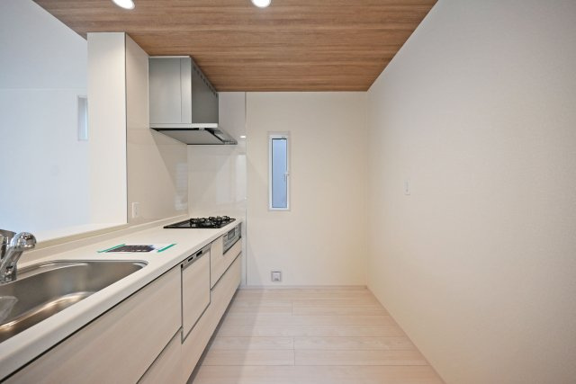 ブルーミングガーデン東鳴尾町2丁目新築一戸建て│4LDK+駐車1台可のキッチン|キッチン後ろのスペースも広く、ご入居後に設置するカップボードの幅も広がります。特にLDKが広い住宅の場合はカップボードなどのメインインテリアを大きくするとバランスが良くなります。