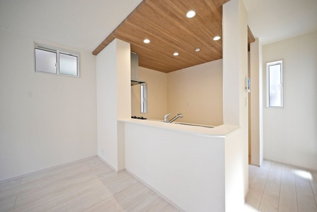 ブルーミングガーデン東鳴尾町2丁目新築一戸建て│4LDK+駐車1台可のキッチン|キッチン上部は折下天井を採用でデザイン性を向上させています。ダウンライトを4基採用し、作業性を確保。