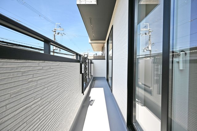 ブルーミングガーデン東鳴尾町2丁目新築一戸建て│4LDK+駐車1台可のバルコニー|2階南面バルコニーです。標準で物干し金具が設置されています。