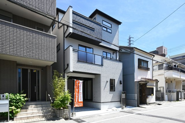 ブルーミングガーデン東鳴尾町2丁目新築一戸建て│4LDK+駐車1台可の外観|阪神武庫川線「東鳴尾」駅徒歩3分の立地、南向き限定1区画の新築戸建が販売開始致しました。 完成済みの為、即日のご内覧が可能です。