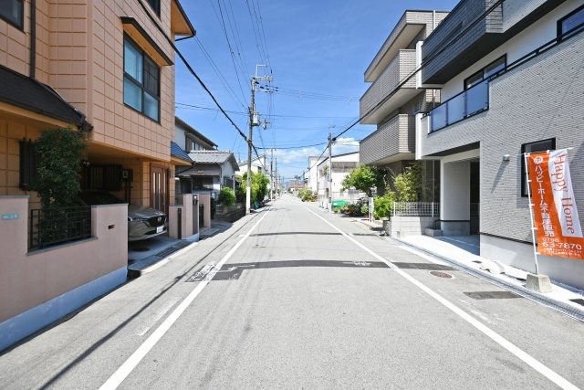 ブルーミングガーデン東鳴尾町2丁目新築一戸建て│4LDK+駐車1台可の前面道路含む現地写真|前面道路は南側に約7.9ｍ幅です。
