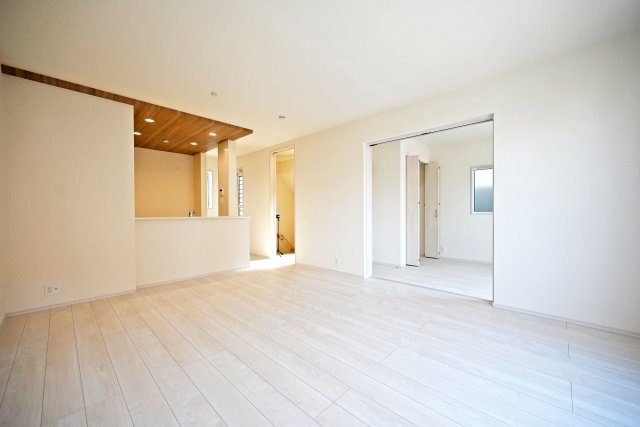 ブルーミングガーデン東鳴尾町2丁目新築一戸建て│4LDK+駐車1台可のダイニング|「視覚的に立体的なLDK」を常に考慮した設計が目を惹きます。写真のような折下天井を配置することで空間の住み分けや飽きの来ない生活を実現させます。
