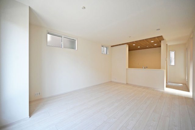 ブルーミングガーデン東鳴尾町2丁目新築一戸建て│4LDK+駐車1台可のダイニング|LDKは約15.7帖でダイニングテーブルやソファーを設置しても十分な広さとなっております！折下天井が採用されたLDKはとても華やかな空間となっております。
