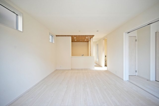 ブルーミングガーデン東鳴尾町2丁目新築一戸建て│4LDK+駐車1台可の居間・リビング|2階LDKは約15.7帖でゆとりある広さです。 インテリア配置に困らない間取り設計に加え、お子様のいる世帯に必要な部屋数を備えた物件です。