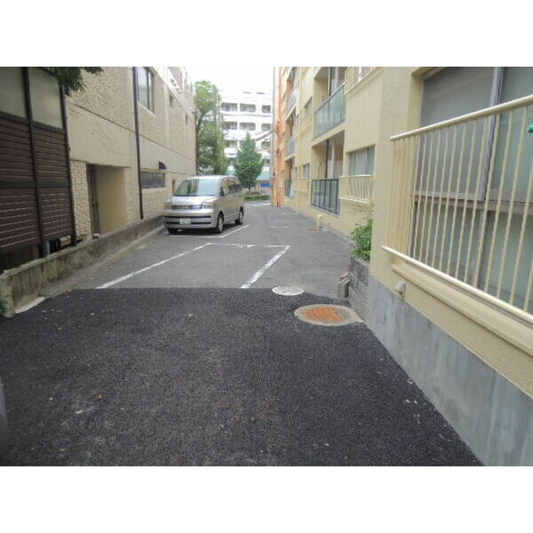 ブリージェ朝日ケ丘の駐車場