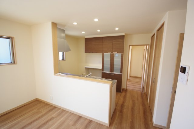 宇都宮市砥上町　戸建　予約済の居間・リビング|対面式キッチンでご家族と会話しながら料理が出来ます
