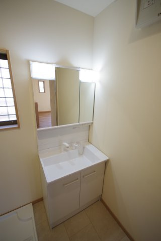宇都宮市砥上町　戸建　予約済の独立洗面台|三面鏡の洗面化粧台