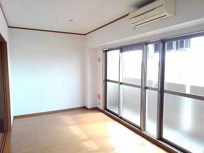 プレシャスコートの居間・リビング|こちらのリビングで趣味の時間をお楽しみください