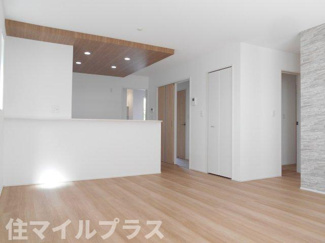 【居間・リビング】 | 郡山市安積町長久保3丁目新築一戸建て4棟 | こちらのリビングで趣味の時間をお楽しみください