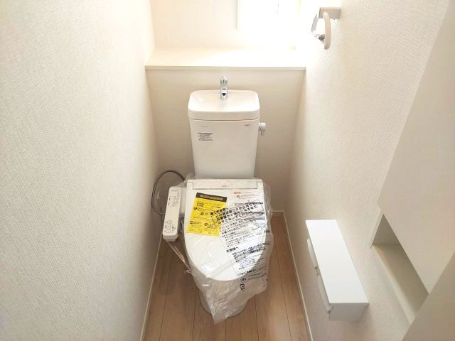 伊丹市荻野西1丁目新築一戸建のトイレ|2階トイレ　温水洗浄便座付き