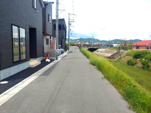 伊丹市荻野西1丁目新築一戸建の前面道路含む現地写真