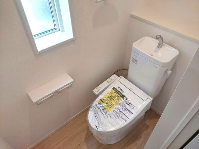 伊丹市荻野西1丁目新築一戸建のトイレ|1階トイレ　温水洗浄便座付き