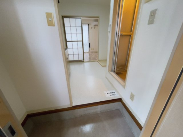 エーデルハイムの玄関|別部屋同一間取りのお写真となります。