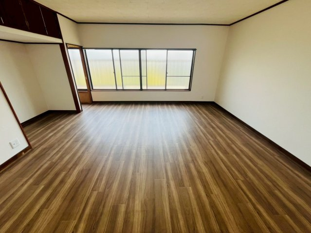 筑西市岡芹 リフォーム物件　の洋室|〇洋室　14.5帖〇
大きな窓で２階居室にもしっかりと陽ざしが届いて明るい室内♪
2026年4月撮影