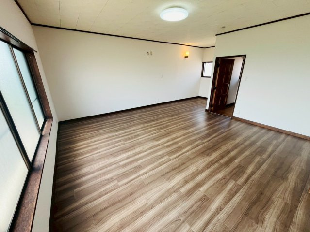 筑西市岡芹 リフォーム物件　の洋室|〇洋室　14.5帖〇
14.5帖の広々洋室！大きなベッドを置いてもゆとりのある広さです（＾＾）
2026年4月撮影