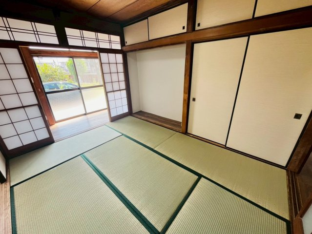 筑西市岡芹 リフォーム物件　の和室|〇和室　6帖〇
板の間に続く広々和室。急な来客やお泊りに来られた方へのお部屋としてもご使用いただけます（＾＾）
2026年4月撮影