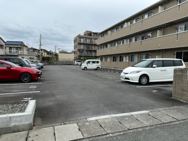 ニューリーブス桜竹の駐車場