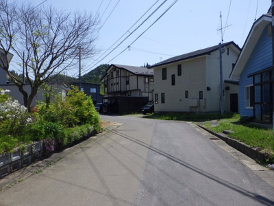 【前面道路含む現地写真】 | 大館市山王台・中古住宅