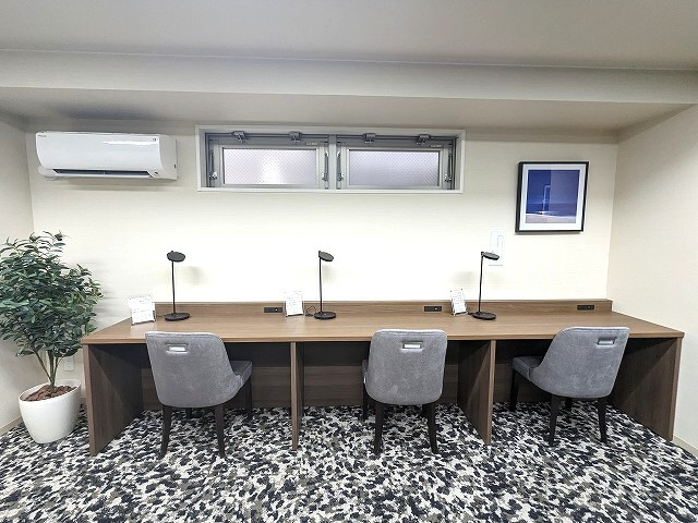 Prime Bliss上野元浅草の設備|1F共用部のビジネスラウンジ24時間利用可能です