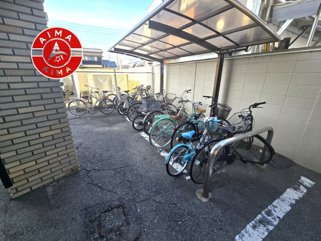 オリエントハイツ小戸の駐輪場|屋根付きの駐輪場で、自転車を雨から守れます。