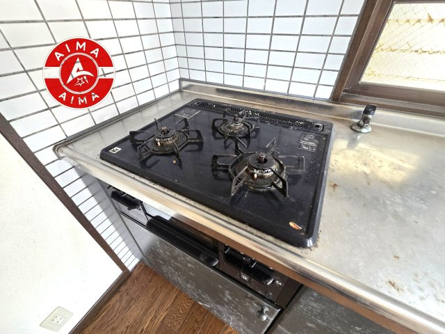 オリエントハイツ小戸の設備|お手入れしやすい3口ガスコンロです。