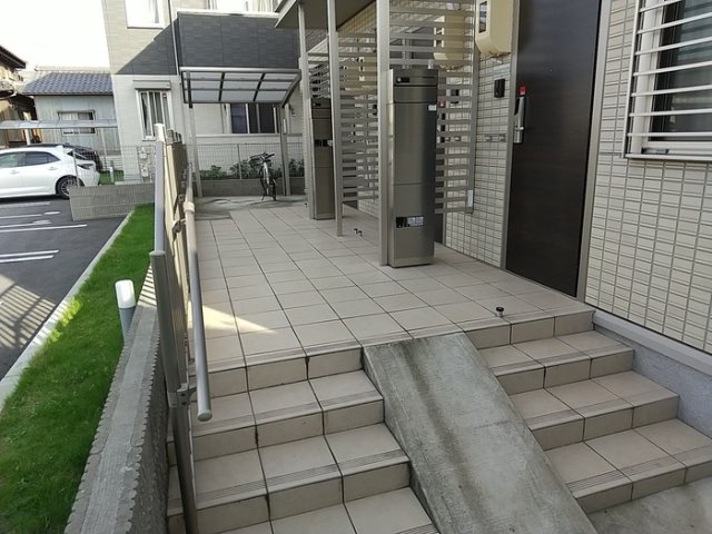 リビングタウン富木島 Aのエントランス