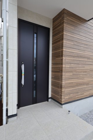 《仲介手数料無料》西区大字佐知川381-14新築一戸建てケイアイグレイスの玄関