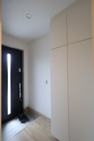 《仲介手数料無料》西区大字佐知川381-14新築一戸建てケイアイグレイスの玄関