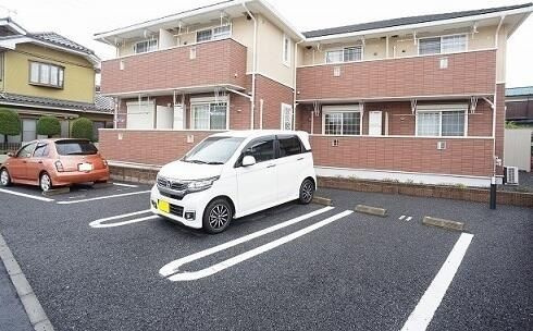 ラッフィナートＢの駐車場