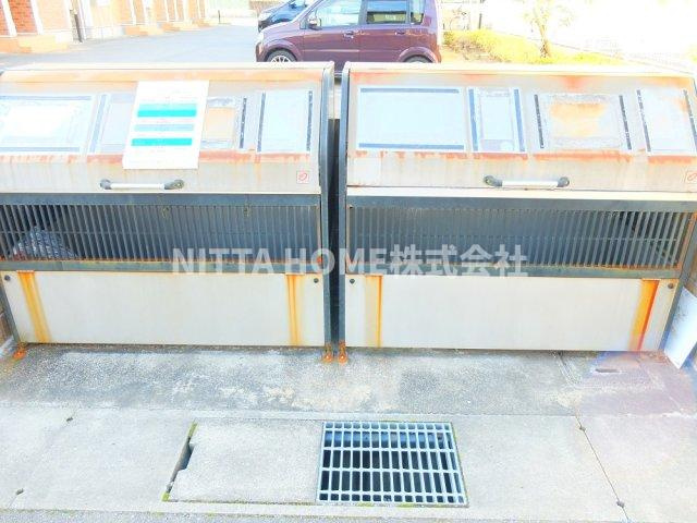 ベル　ファミーユⅡ　３番館のエントランス|敷地内にゴミ捨て場があります◎