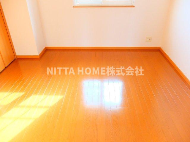 ベル　ファミーユⅡ　３番館の洋室|２階の洋室は６帖と７．３帖の２部屋です◇