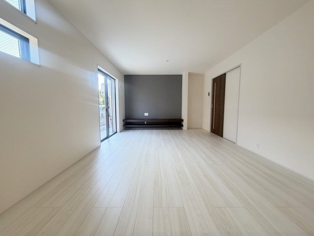 八潮市大字二丁目　新築戸建の居間・リビング|同施工会社の参考写真になります。