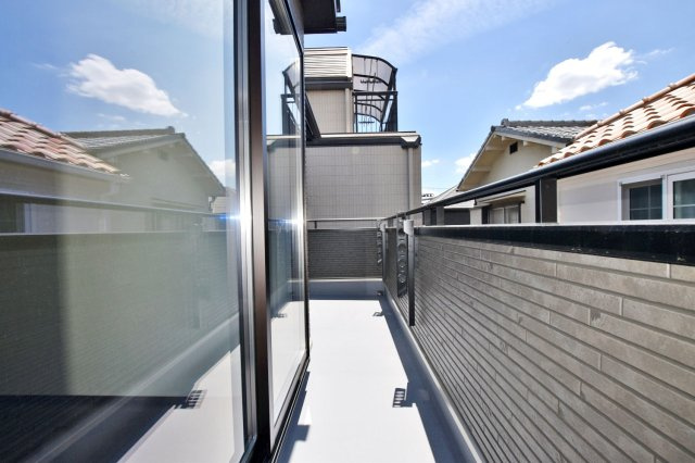 ハートフルタウン池尻3丁目新築一戸建て│3LDK+駐車1台可のバルコニー|2階バルコニー
心地よい風と光を感じながら過ごせる癒しの空間◎ 陽射しを遮られる心配がなく、青々とした空を望むことができます！