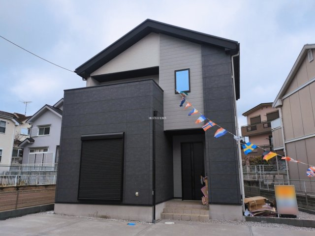 ふじみ野市亀久保３丁目の新築一戸建の外観|2026年3月撮影　
上福岡駅・ふじみ野駅の2駅徒歩圏内で便利な立地に建つ新築一戸建て！
46坪以上のゆとりの敷地！お車は並列で2台駐車可能です。
資料請求やご見学などお気軽にお問い合わせください。