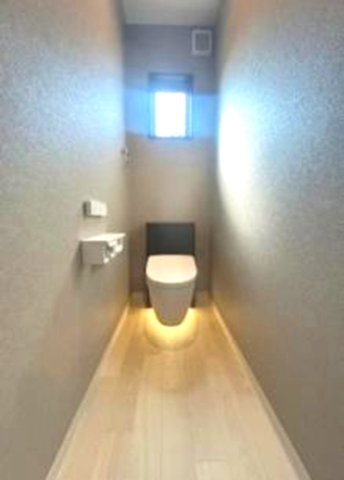 長田区三番町3丁目のトイレ|節水型でエコなトイレには、今では当たり前のウォシュレット付き。便座を温める機能もついていて、居心地良くてトイレから出られなくなるかも！換気用に換気扇はもちろん、窓も着いているので常に快適ですね
