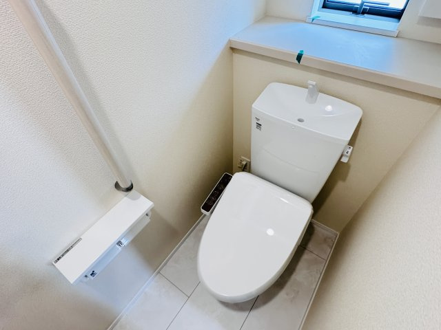 市川市大野町３丁目新築戸建のトイレ|温水洗浄暖房便座つきトイレ