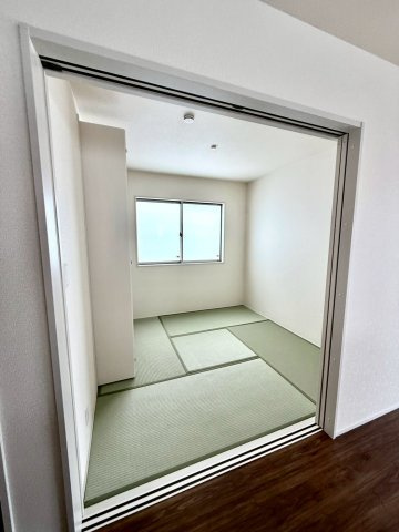 リーブルガーデンうるま市前原・７号棟の和室|キッチン脇には、生活に和の趣をもたらす洋風和室4.5帖