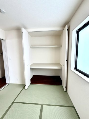 リーブルガーデンうるま市前原・７号棟の和室|生活に和の趣をもたらす洋風和室4.5帖には、大容量の押し入れ収納を設置