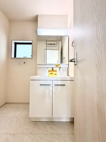 リーブルガーデンうるま市前原・７号棟のその他|ハンドシャワー付き洗面化粧台＆洗濯機置き場／洗面室に窓