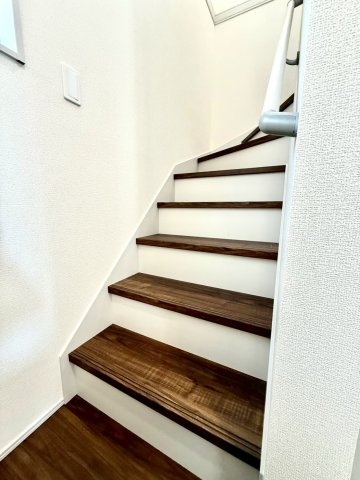 リーブルガーデンうるま市前原・７号棟のその他|手すり付き階段