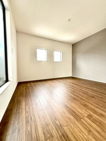 リーブルガーデンうるま市前原・７号棟の洋室|２階主寝室7.7帖には、デザイン性ある窓を設置