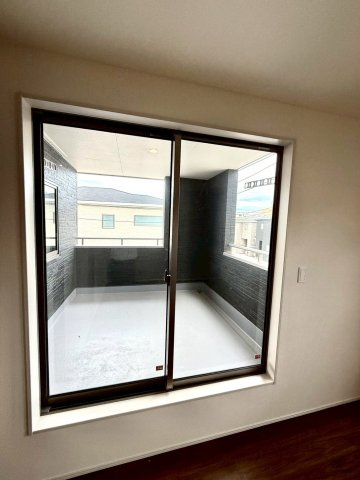 リーブルガーデンうるま市前原・７号棟のその他|２階主寝室7.7帖から出入りできる、用途多彩なインナーバルコニー