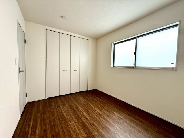 リーブルガーデンうるま市前原・７号棟の洋室|二面採光の２階洋室６帖には、クローゼット収納を設置